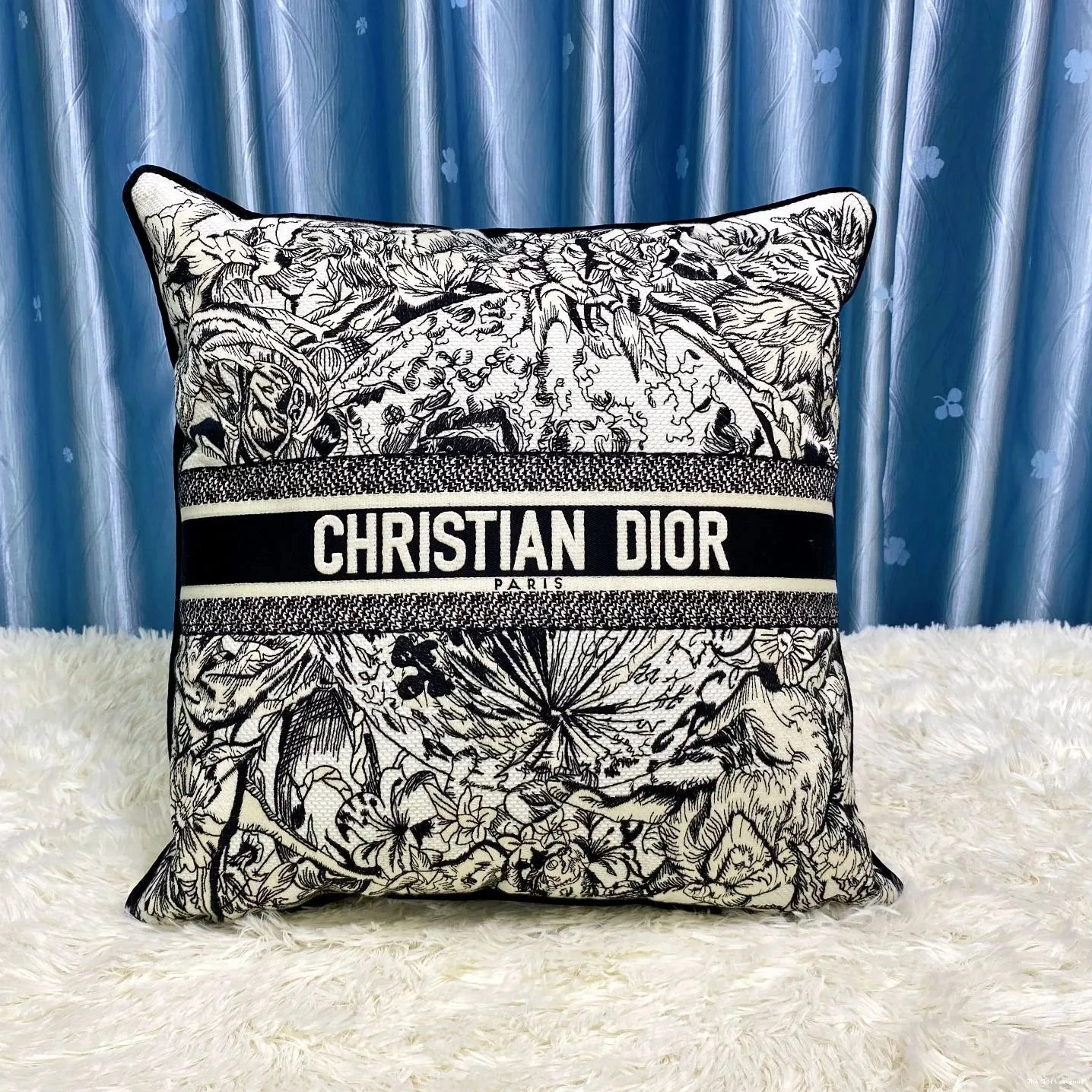 MOTIF CHRISTIAN PILLOW BLACK WORLD 0817